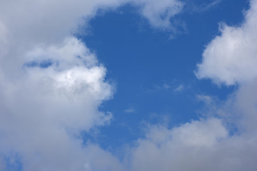 雲間に広がる青空「空想・青空を見つめる雲のモンスターたち」（見守る、見つめる、夢、未来、成功、エックス、ｘ、可能性などの前向きのイメージ）青空の掲示板、青空や雲に文字入れスペース