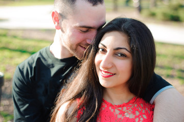 Obraz premium Man and woman in love posing in the park