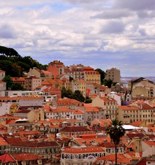 Blick auf die Dächer der Altstadt von Lissabon 