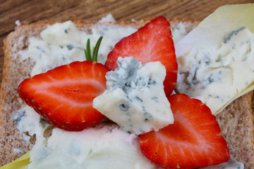 Sandwich with gorgonzola and strawberry