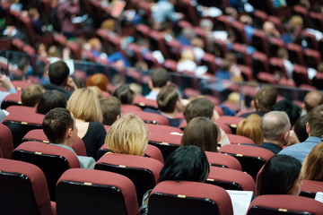 Naklejka premium Audience listens to the speech of the lecturer in the conference hall
