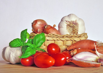 cucina italiana. ingredienti per la salsa di pomodoro