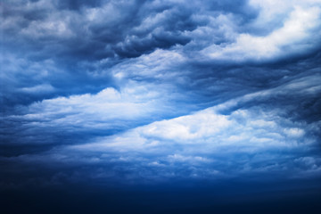 Obraz premium Cloudscape with dark, dramatic, stormy clouds. Nimbostratus cloud formation.