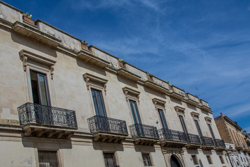 Fototapeta na wymiar Balkonreihe in Lecce, in Apulien, Italien