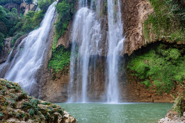 Fototapeta premium Piękny wodospad w Thi Lo Su, w Tajlandii