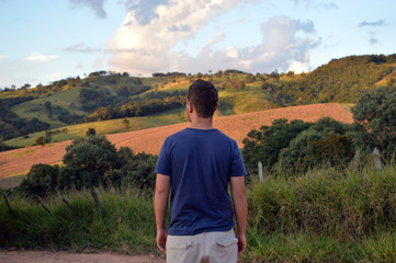 Homem observando montanhas