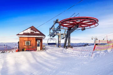 Verduisterende gordijnen Wintersport ski lift station  © Volodymyr Shevchuk