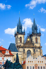 Obraz premium Close up Church of Our Lady before Tyn with the Jan Hus monument at old town square