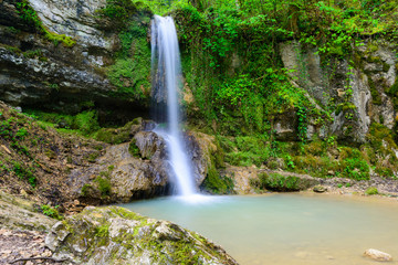 Fototapeta na wymiar idyllischer Wasserfall in der Natur
