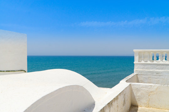 Blick vom Balkon eines Hause in der Medina von Hammamet auf das Mittelmeer