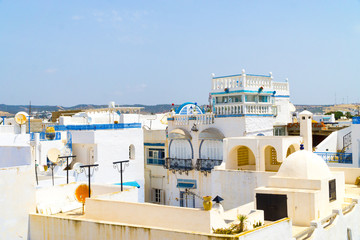 Über den Dächern der Medina von Hammamet in Tunesien im Sommer