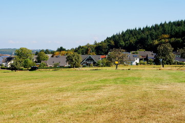 Obraz premium kleines Dorf Willwerscheid im Kondelwald in der Eifel im Herbst 
