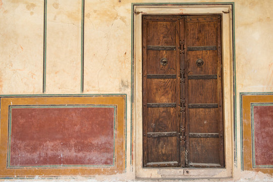 Wooden doors medieval design without arch - Closed Wood Door