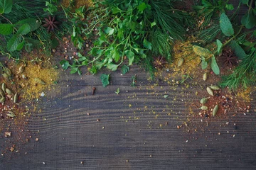Fototapete Kräuter Mischung aus frischen Kräutern und Gewürzen auf Holzhintergrund.