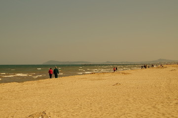 Der Strand wird vorbereitet - in der Vorsaison