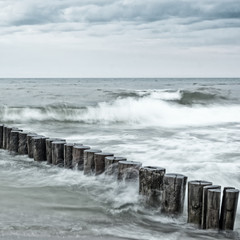 Długa ekspozycja fal na ostrogach Morza Bałtyckiego - 148501999