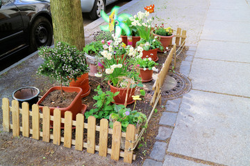 Blumenbeet an Stadt-Baum mit Windmühle