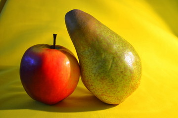 натюрморт из яблока и груши