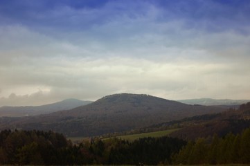 Wolken &uuml;berm Land