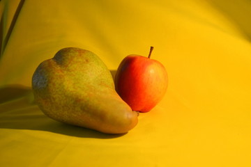 натюрморт из яблока и груши