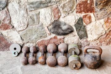 Obraz premium Old dumbbells of different weights