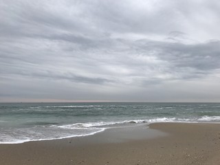 Fototapeta na wymiar безлюдный пляж в пасмурную погоду