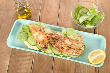 Hähnchen- Gurken- Käse Sandwich