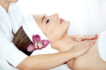 Obraz na płótnie Canvas Spa salon: Beautiful Young Woman having Massage.