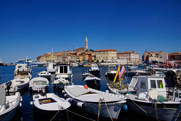 Fototapeta na wymiar Boote im Hafen von Rovinj