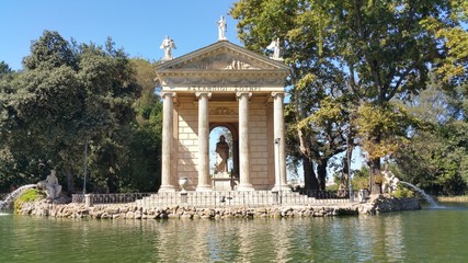 Lago e tempio
