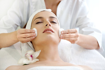 Obraz na płótnie Canvas Spa salon: Beautiful Young Woman having Facial Treatment.
