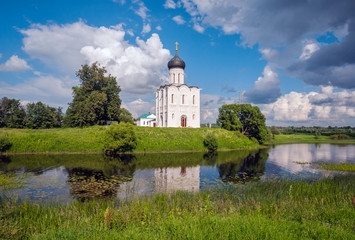 Fototapeta na wymiar Russia. Travel to Suzdal. The Church of the Intercession on the Nerl. Old Russian architecture