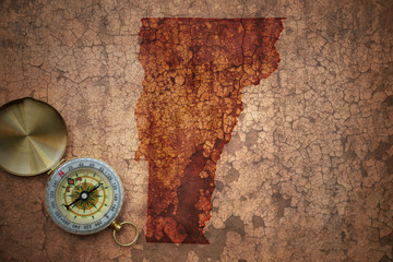 Fototapeta na wymiar map of vermont state on a old vintage crack paper