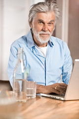 Fototapeta premium Senior zuhause mit Laptop