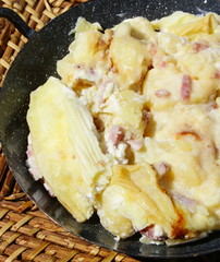 tartiflette,plat cuisiné en poêlon 