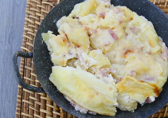 tartiflette,plat cuisiné en poêlon 