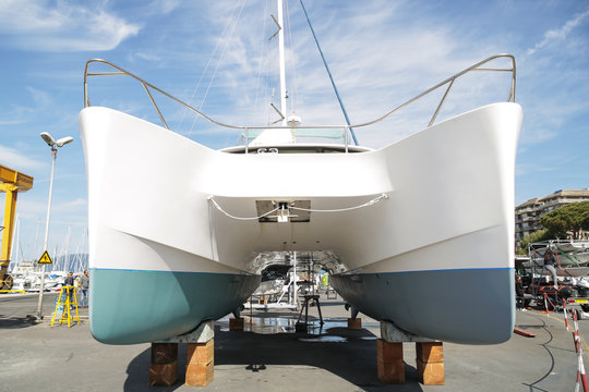 Catamarano in secca