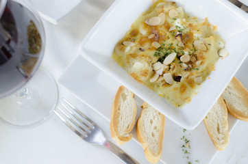 Alcachofas gratinadas con queso de cabra y almendras