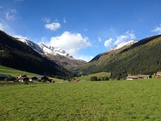 Fototapeta na wymiar Dorf Südtirol
