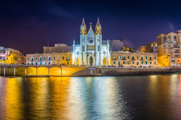 Fototapeta na wymiar Balluta bay, Malta - The famous Church of Our Lady of Mount Carmel at Balluta bay by night