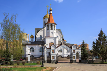 Fototapeta na wymiar Kazan church in the center of city Reutov, Moscow region, Russia.