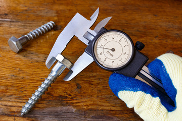 Measurement of the bolt head with a slide caliper