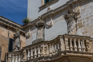 Figuren auf Terrasse in Lecce, in Apulien, Italien