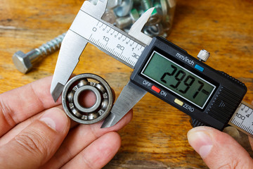 Measuring the outer diameter of a ball bearing with an electronic caliper