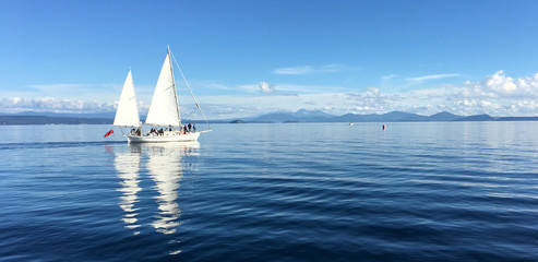 Obraz premium Yacht sail boats sailing over Lake Taupo New Zealand