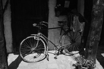 Fototapeta na wymiar Bicicleta vieja en blanco y negro