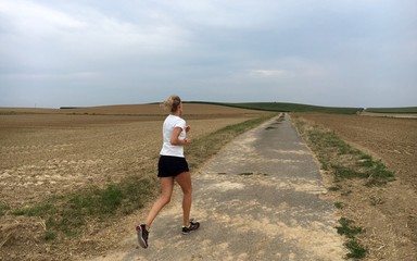 Joggerin am Land