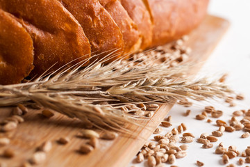 Fragment of sliced loaf of bread on a cutting board closeup 