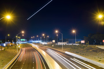 Flugverkehr über Straße, Highway in Perth, Tonkin Highway, Nacht, beleuchtet,Western Australia, Australia