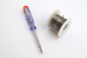 Screwdriver for testing electricity in addition to the coiled tin